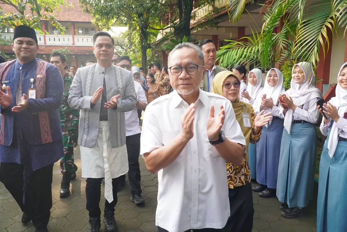 Menteri Koordinator Bidang Pangan, Zulkifli Hasan, meninjau langsung pelaksanaan program Makan Bergizi Gratis (MBG) di sejumlah sekolah di Kabupaten Jepara, Selasa (10/3/2026).  (Istimewa for Pantura Network)