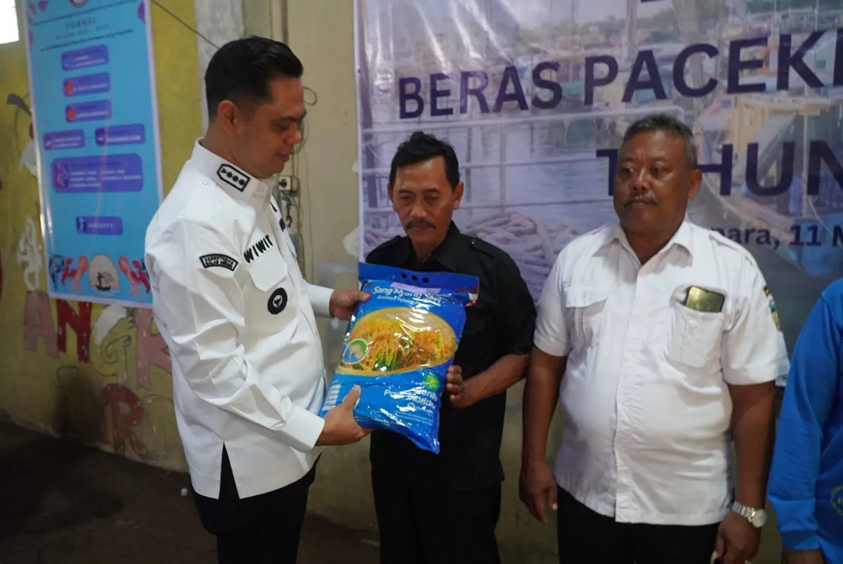 Bupati Jepara, Witiarso saat penyerahan bantuan kepada sejumlah nelayan saat di Desa Bondo, Kecamatan Bangsri, Rabu (11/3/2026). (Istimewa for Pantura Network)