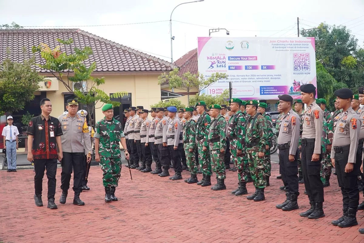 Bupati Jepara, Witiarso Utomo (kiri) bersama sejumlah pasukan gabungan Polri dan TNI di Mapolres Jepara, Kamis (12/3/2026). (Istimewa for Pantura Network)