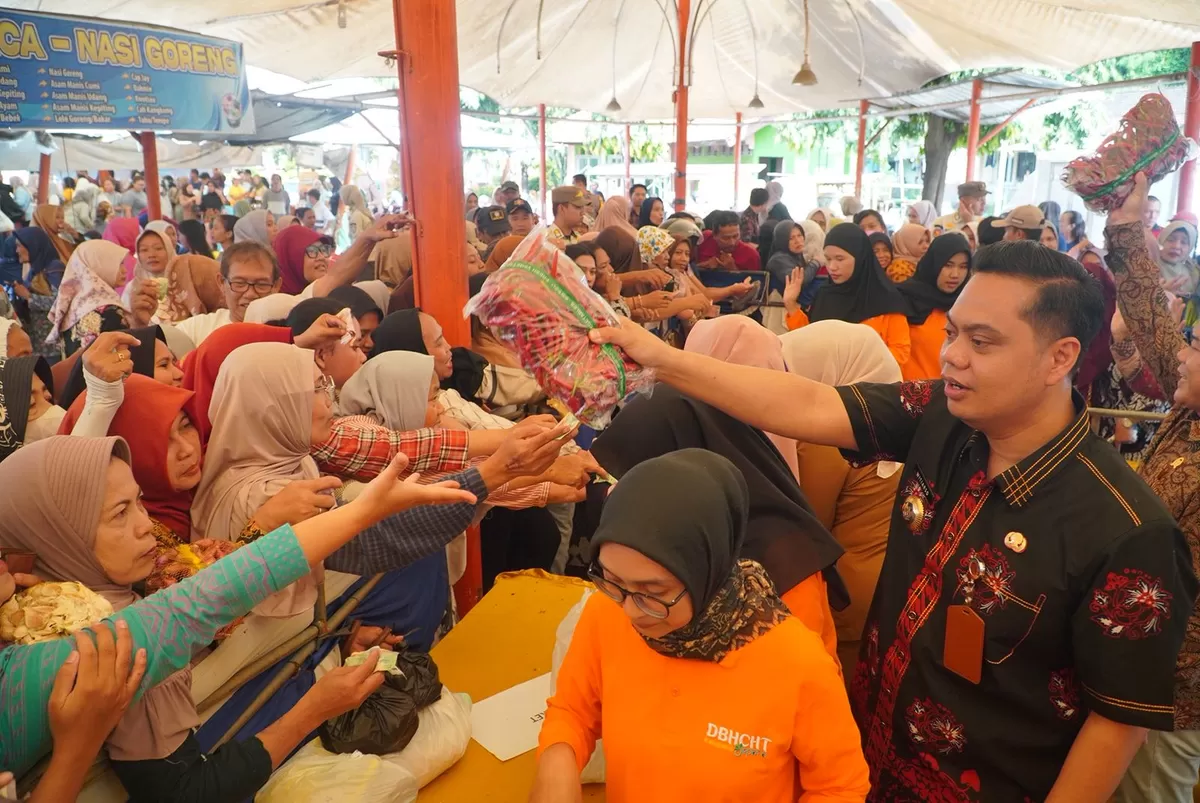 Bupati Jepara, Witiarso Utomo bersama Ribuan warga yang memadati area Shopping Centre Jepara (SCJ), Kamis (12/3/2026) (Istimewa for Pantura Network)