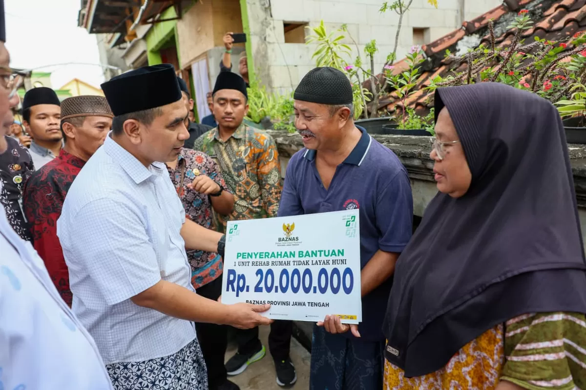 Wagub Jateng Tinjau Rumah Terdampak Rob di Demak, Salurkan Bantuan Renovasi