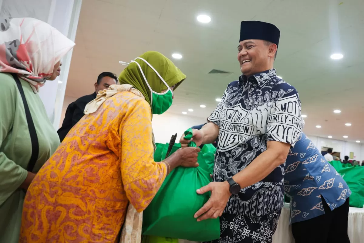 Ribuan Paket Sembako Disalurkan Pemprov Jateng dan Baznas, Pedagang Kaki Lima hingga Marbot Terbantu