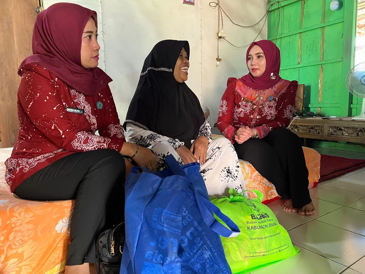 Ketua TP PKK Kabupaten Jepara Laila Saidah Witiarso bersama jajaran pengurus turun langsung menyerahkan bantuan, Jumat (13/3/2026).  (Istimewa for Pantura Network)