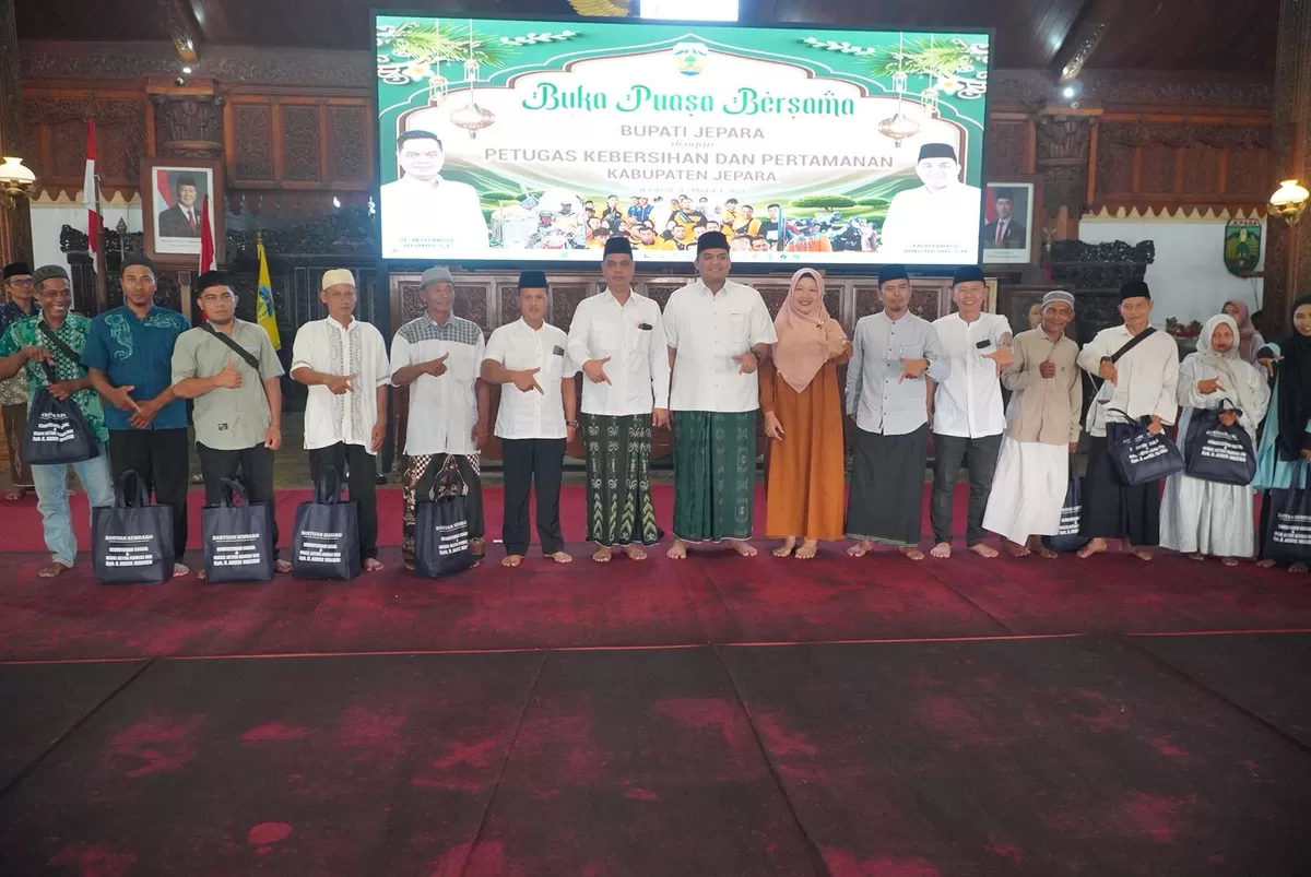 Bupati Jepara Witiarso Utomo bersama Wakil Bupati Muhammad Ibnu Hajar menghadiri kegiatan buka puasa bersama ratusan tenaga kebersihan di Kabupaten Jepara, Jumat (13/3/2026).  (Istimewa for Pantura Network)