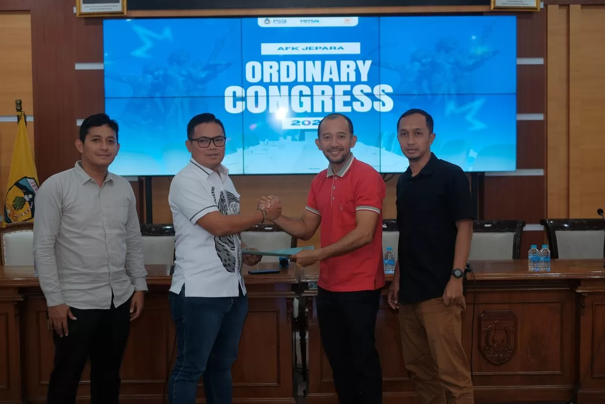 Darmawan Bagus Susanto (berkemeja putih) resmi terpilih sebagai Ketua Asosiasi Futsal Kabupaten (AFK) Jepara periode 2026&ndash;2030, Minggu (15/3/2026) (Istimewa for Pantura Network)