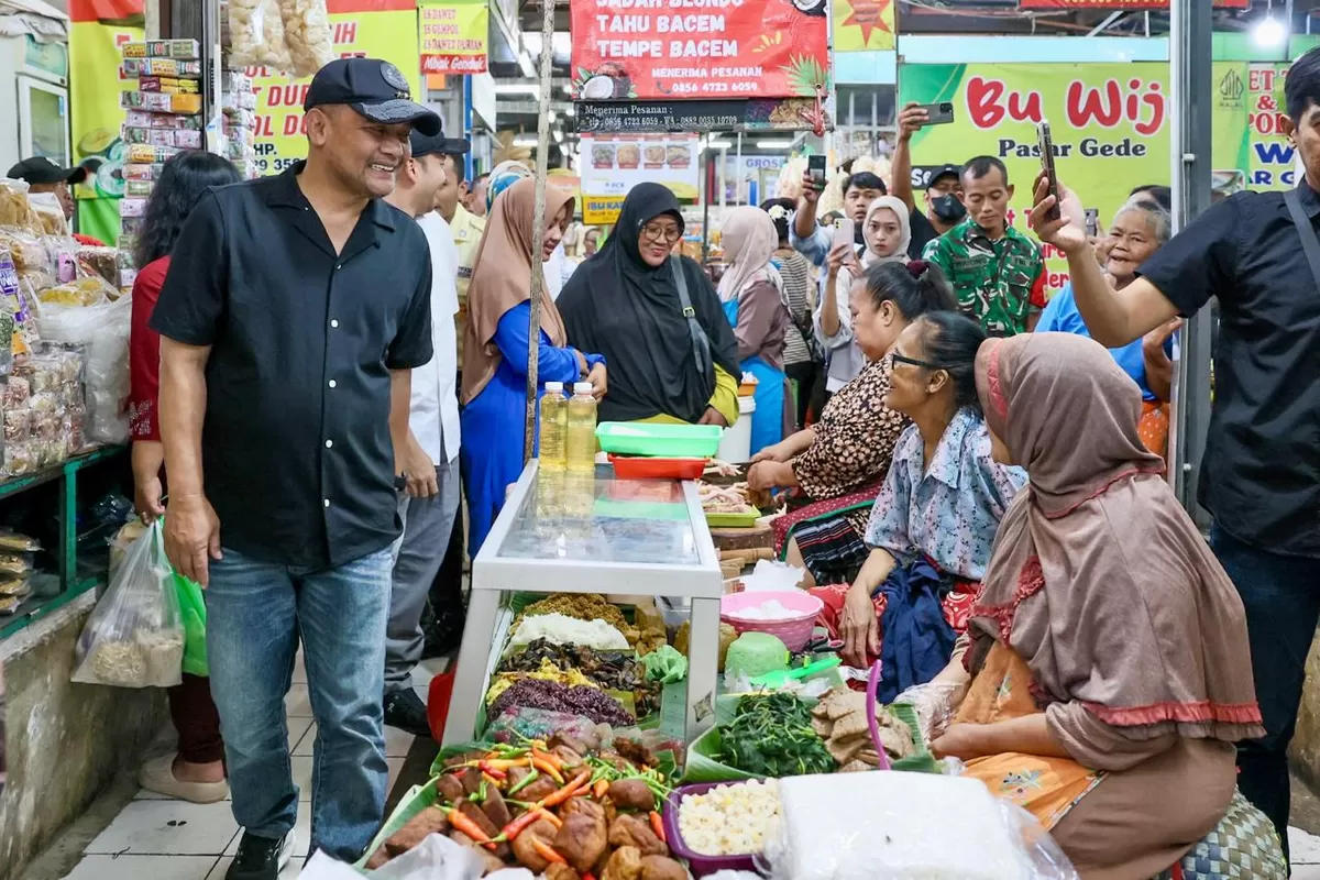Jelang Lebaran, Ahmad Luthfi Cek Harga Sembako di Pasar Gede Solo dan Borong Dagangan