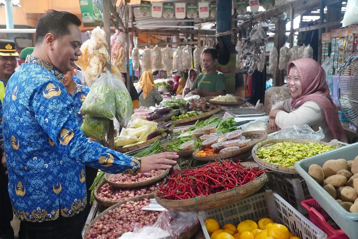 Bupati Jepara, Witiarso Utomo saat mengecek perkembangan sembako di Pasar II Jepara, Selasa (17/3/2026). (Istimewa for Pantura Network)