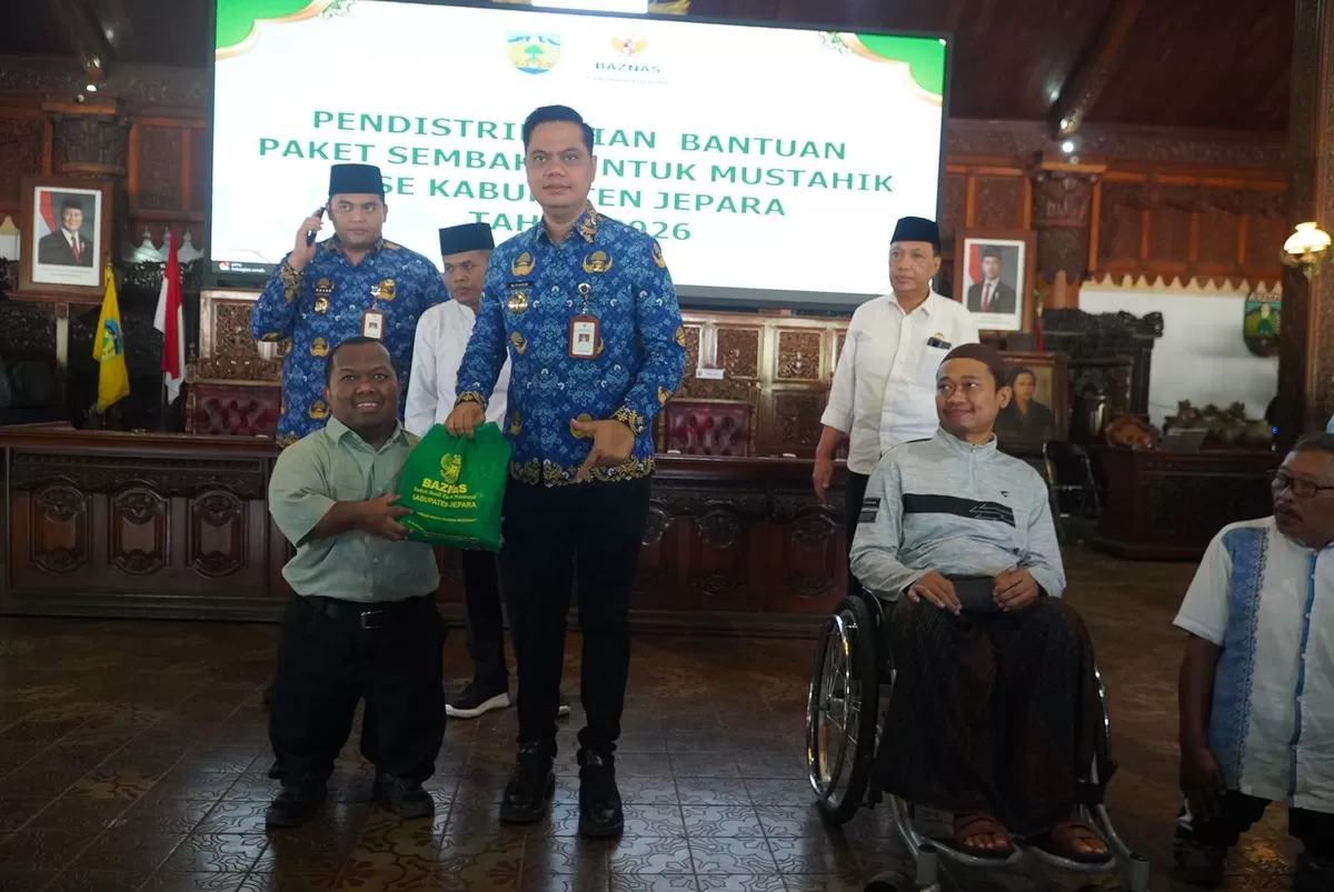 Bupati Jepara, Witiarso Utomo memberikan bantuan sosial kepada salah satu warga Jepara disabilitas, Selasa (17/3/2026) (Istimewa for Pantura Network)