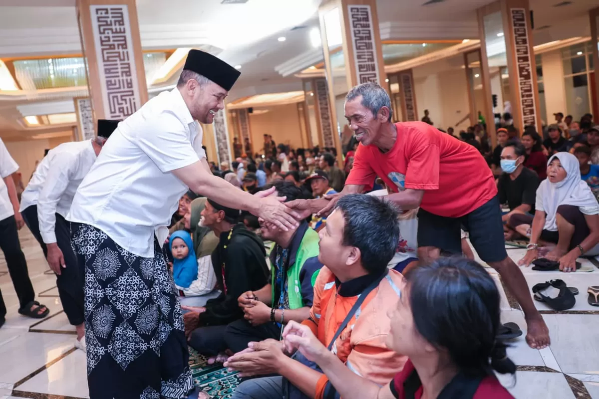 Gubernur Ahmad Luthfi Bagikan 4 Ton Zakat kepada Ribuan Mustahik di Semarang