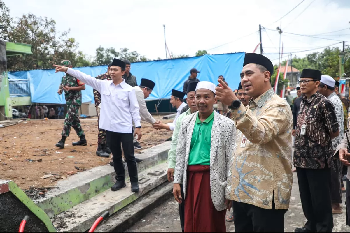 Gus Yasin Tinjau Masjid Bersejarah Terbakar di Boyolali, Salurkan Bantuan