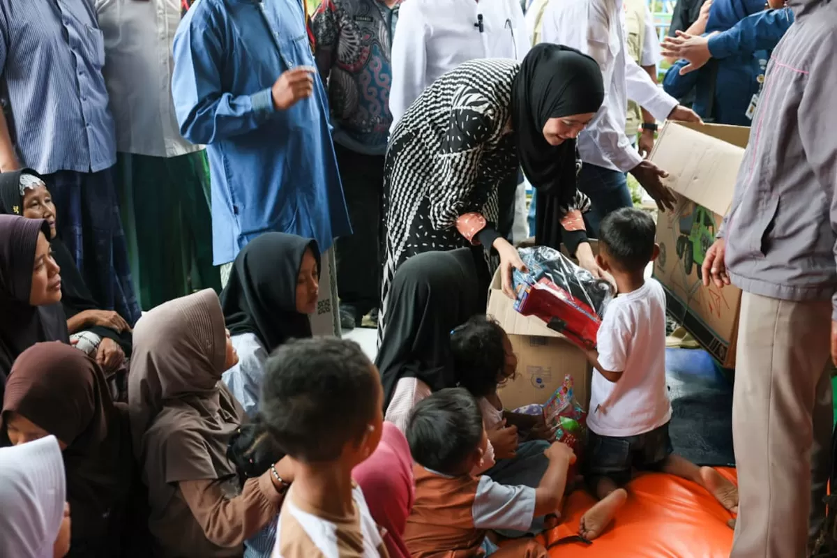 Ning Nawal Datang Bawa Keceriaan bagi Anak-anak Pengungsi Tanah Gerak di Brebes