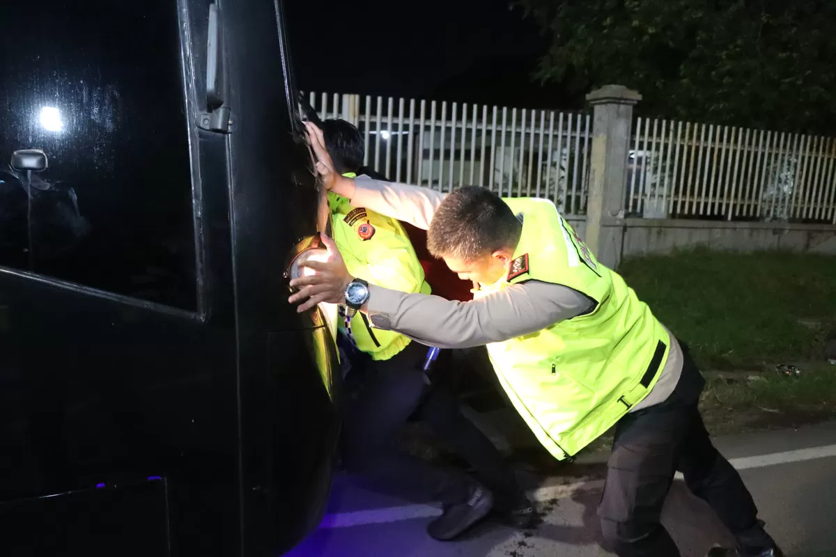 Bus Mogok di Tengah Arus Malam, Kapolres Cirebon Kota Langsung Turun Tangan Saat Patroli KRYD