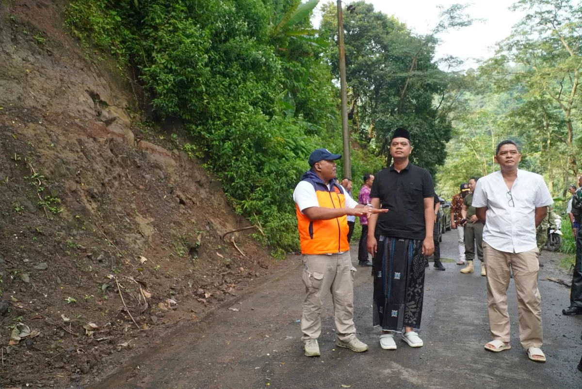 Bupati Jepara Witiarso Utomo turun langsung meninjau lokasi longsor di Desa Tempur, Kecamatan Keling, Sabtu (28/3/2026) (Istimewa for Pantura Network)