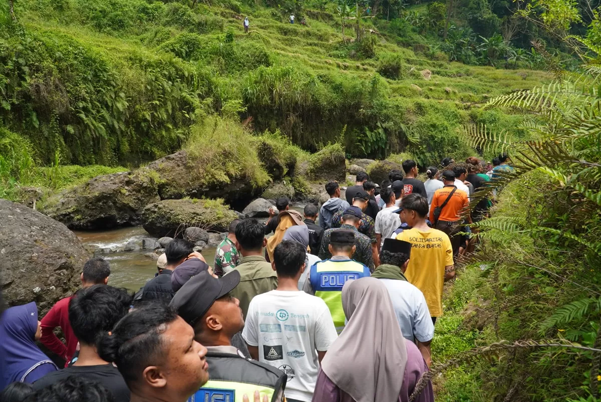 Sejumlah warga, aparat dan relawan kebencanaan hadir dalam evakuasi dua remaja tenggelam di Watu Bobot Jepara, belum lama ini. (Istimewa for Pantura Network)