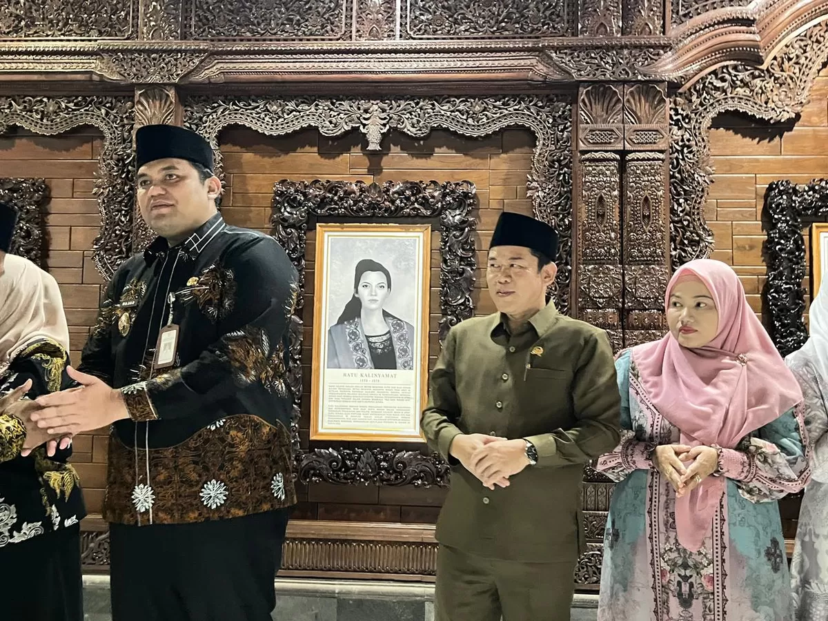 Ketua DPRD Jepara, Agus Sutisna bersama istri (nomor dua dari kanan). (Istimewa for Pantura Network)