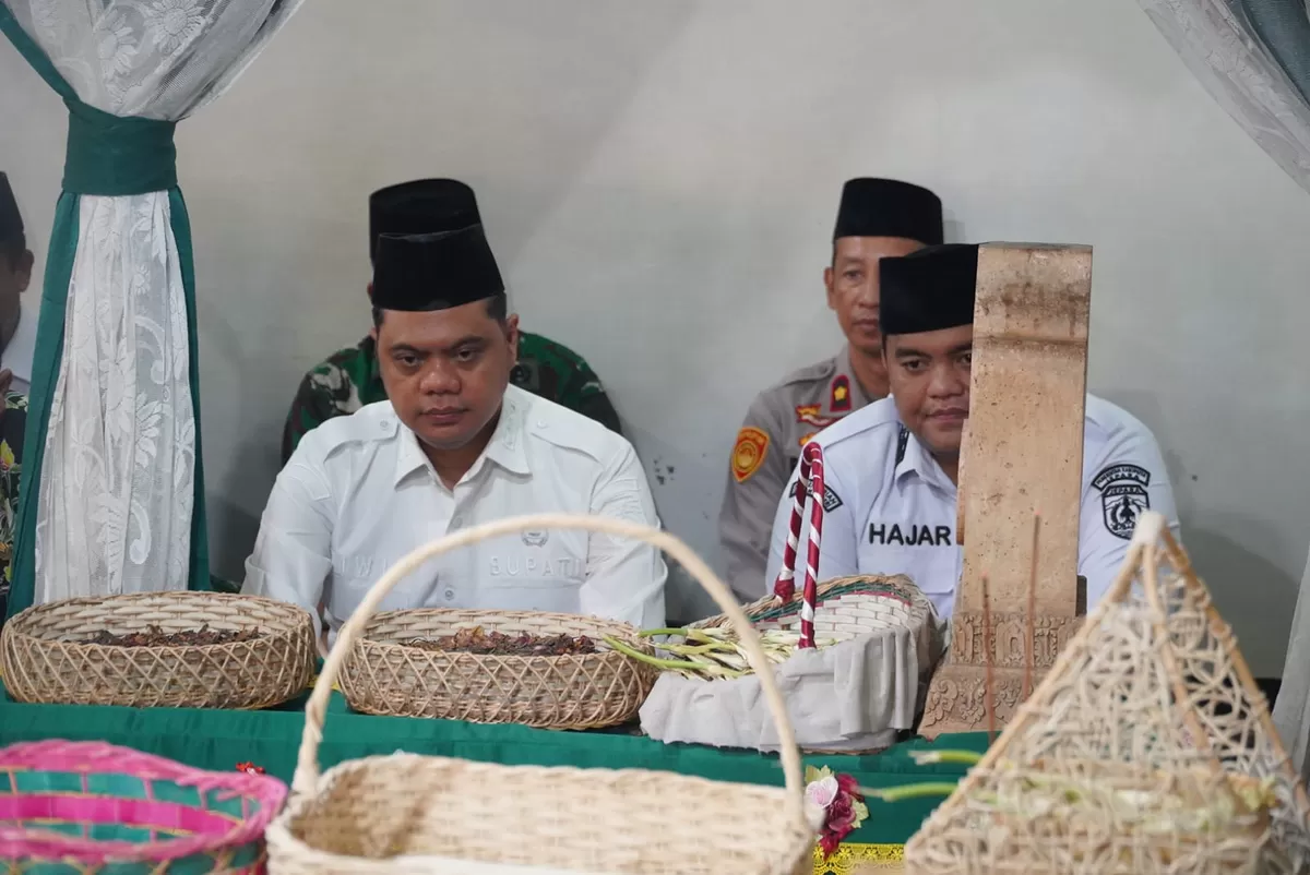 Bupati Jepara, Witiarso Utomo saat melaksanakan peringatan Hari Ulang Tahun (HUT) ke-477 Kabupaten Jepara yang diawali dengan tradisi ziarah makam leluhur, Rabu (8/4/2026).  (Istimewa for Pantura Network)