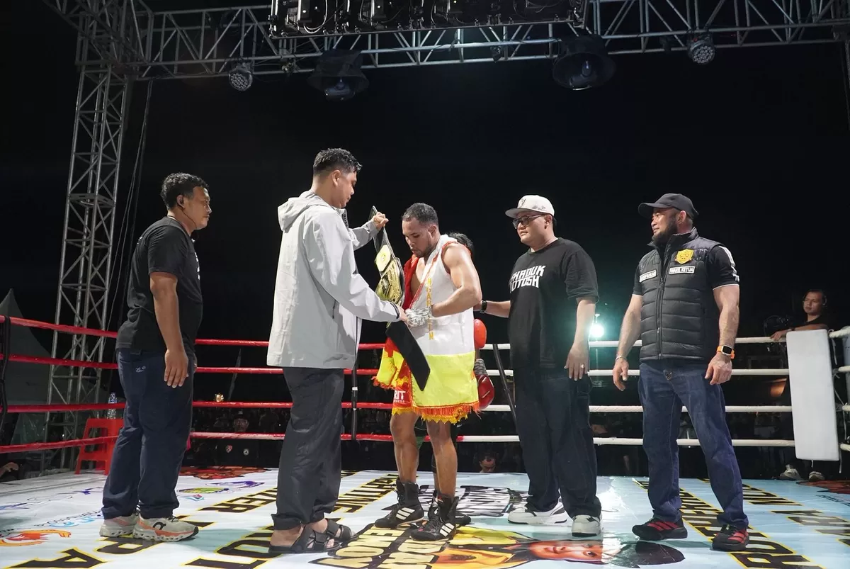 Bupati Jepara, Witiarso Utomo di ajang tinju berskala nasional digelar di Alun-alun 1 Jepara dalam event Fighting Brotherhood Organizer (FBO) Jepara Mulus, Sabtu (11/4/2026) malam hingga Minggu dini hari. (Istimewa for Pantura Network)