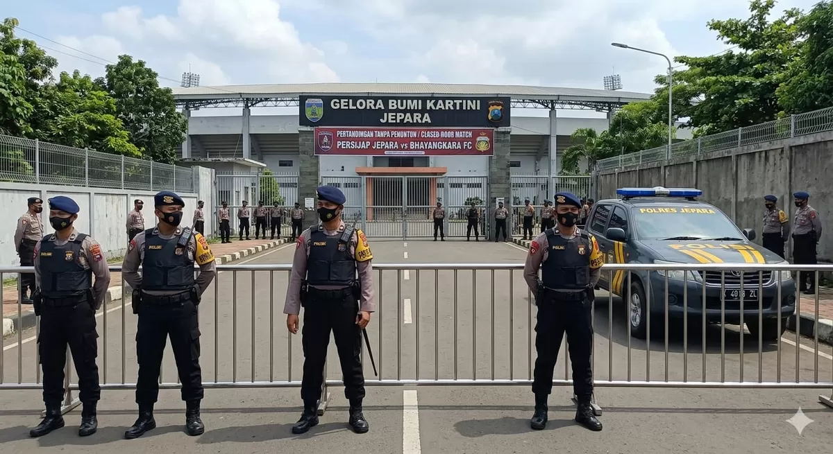Aparat kepolisian memperketat pengamanan pertandingan lanjutan kompetisi sepak bola antara Persijap Jepara melawan Bhayangkara Presisi FC yang digelar di Stadion Gelora Bumi Kartini (GBK), Sabtu (11/4/2026) malam.  (Istimewa for Pantura Network)