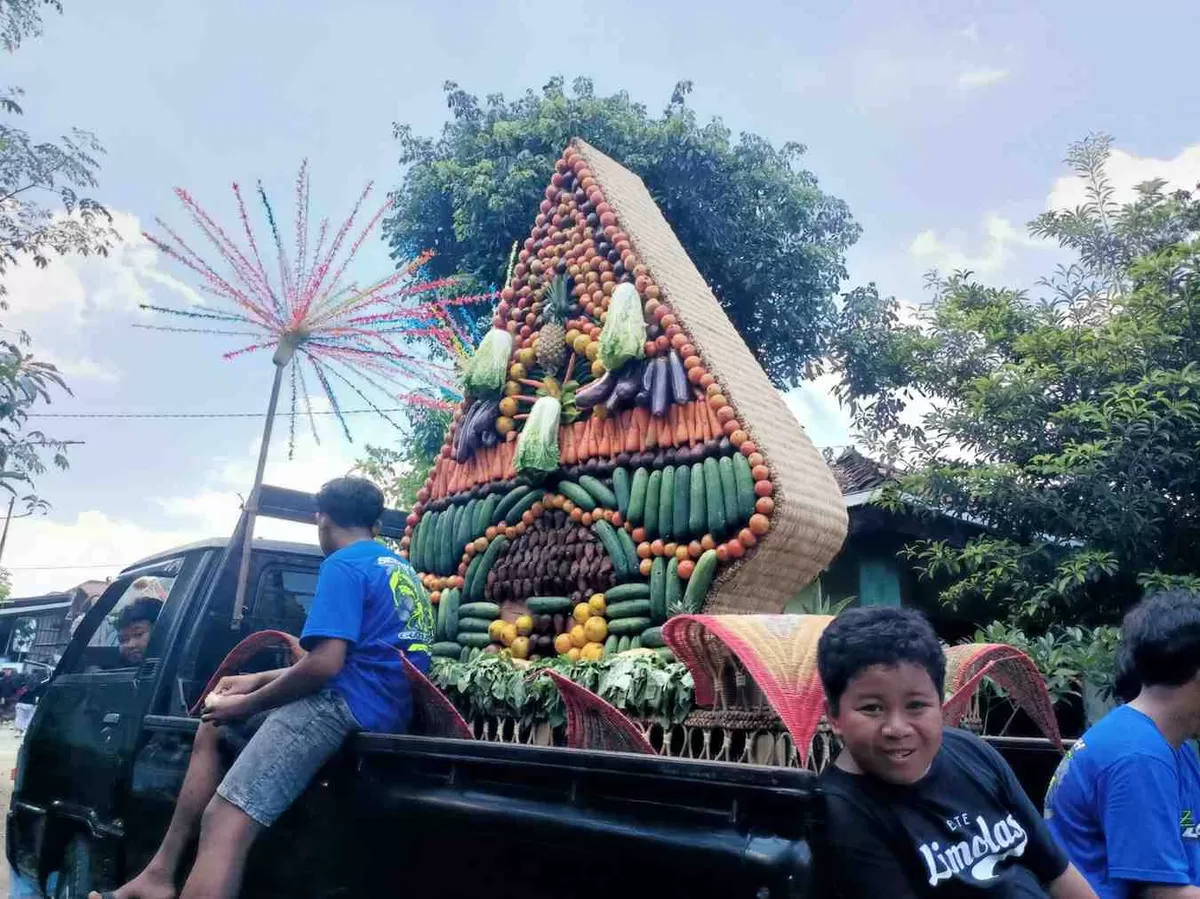 Tradisi sedekah bumi di Desa Telukwetan, Kecamatan Welahan, Kabupaten Jepara, kembali digelar meriah pada Minggu (12/4/2026). (Pantura Network/Marko Komar)