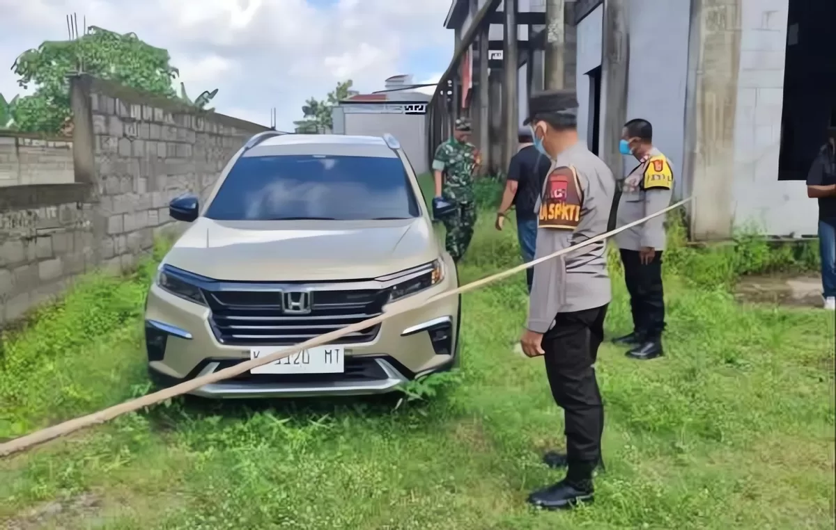 Penemuan jasad seorang pria di dalam mobil yang terparkir di area balai dusun, Minggu (12/4/2026) pagi. (Istimewa for Pantura Network)