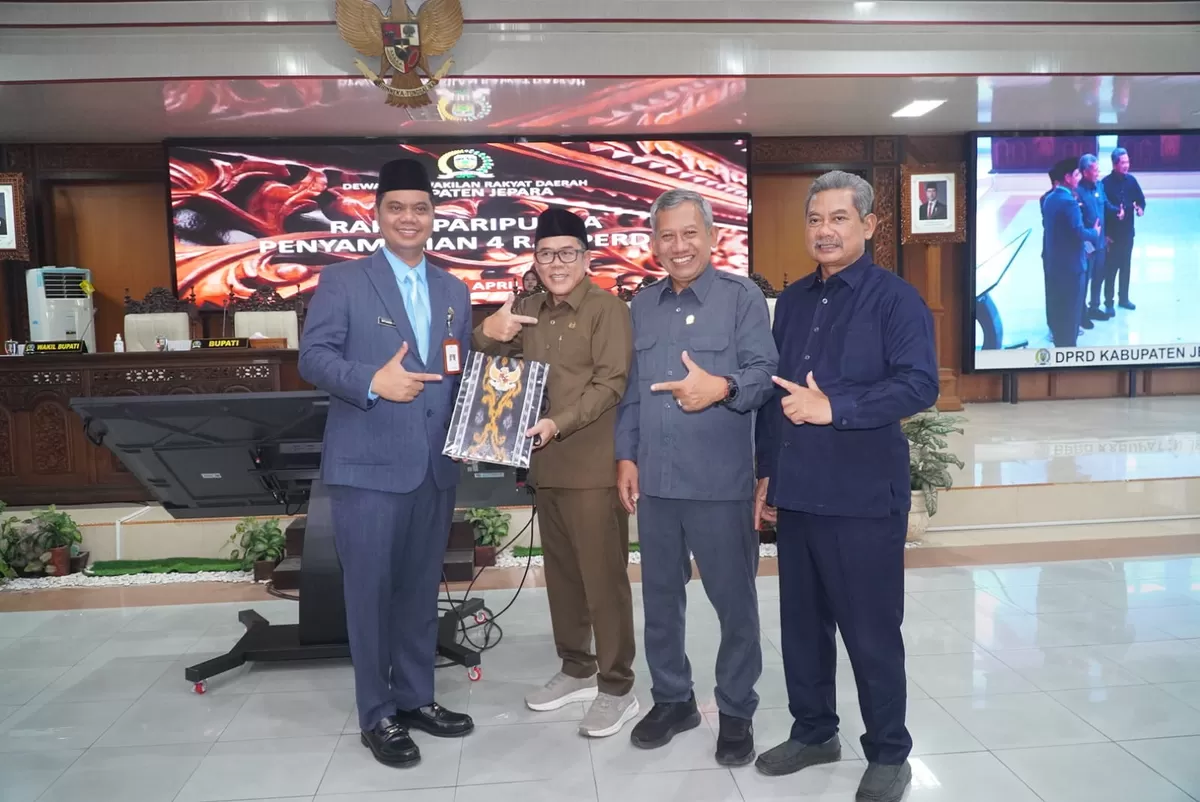 (Dari kiri) Bupati Jepara Witiarso Utomo, Ketua DPRD Jepara Agus Sutisna, dan beberapa pimpinan DPRD Jepara lain saat Rapat Paripurna, Senin (27/4/2026). (Istimewa for Pantura Network)