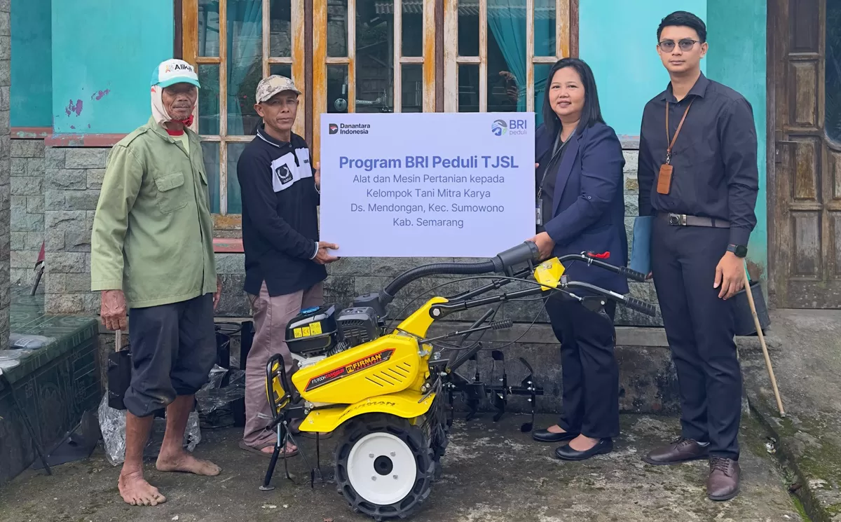 SPO BRI Cabang Ungaran Feri Udha secara simbolis memberikan bantuan ke Petani. 
