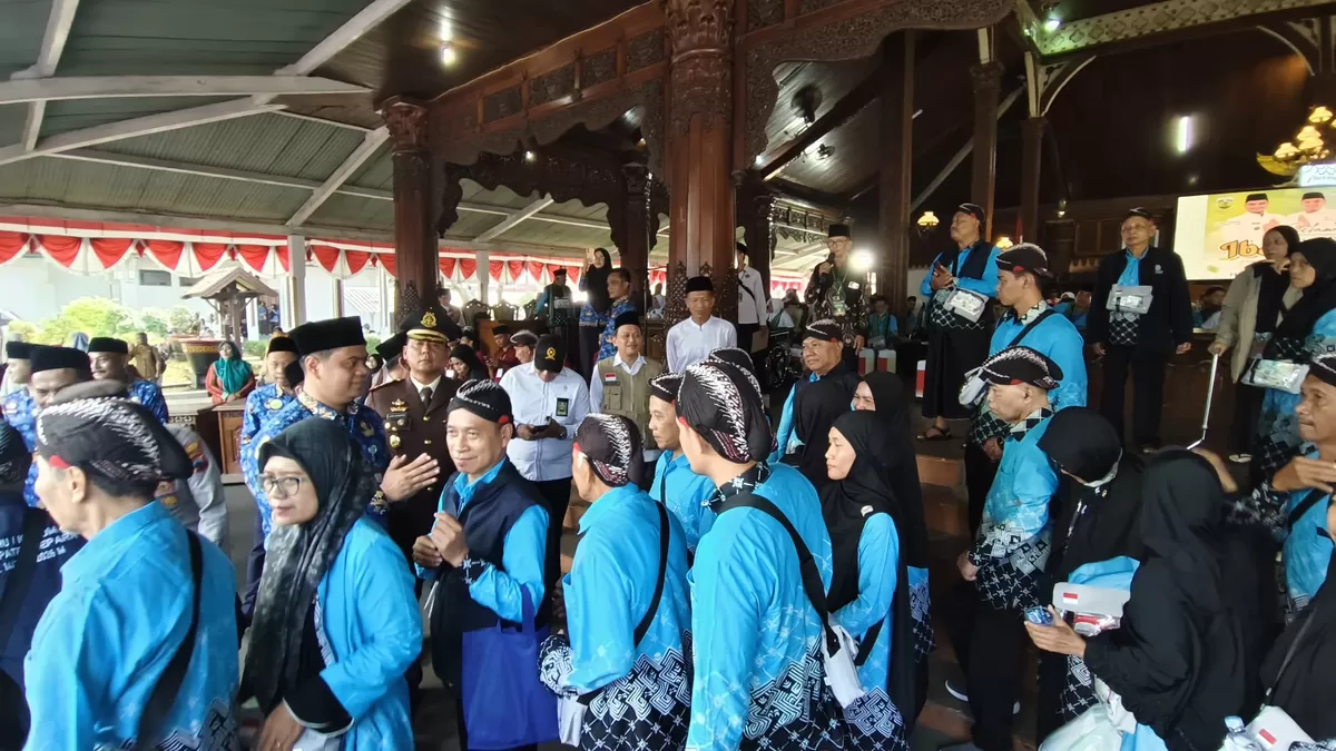 Sejumlah jemaah haji saat pemberangkatan kloter 40 di Pendopo Kartini Jepara, Senin (4/5/2026). (Istimewa for Pantura Network)