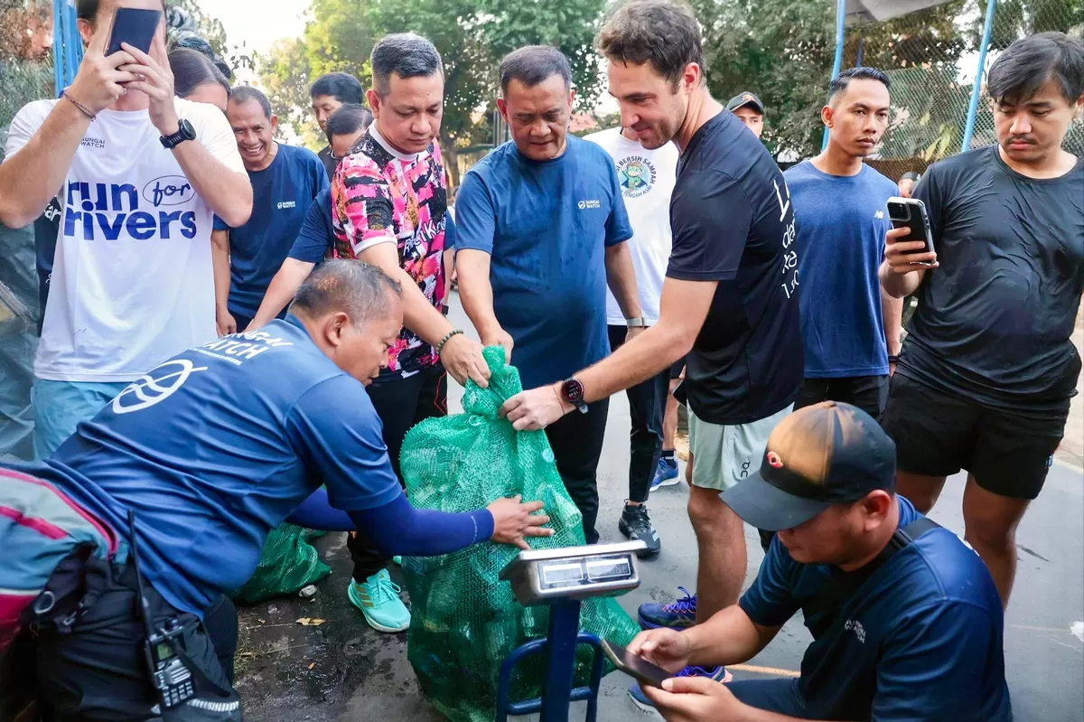 Ahmad Luthfi Bersama Pegiat Lingkungan Asal Prancis Bersihkan Sungai Kawasan Kergon Pekalongan