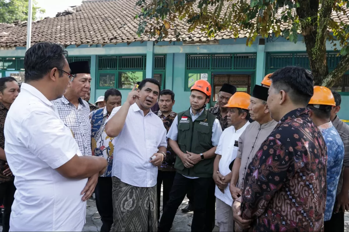 Gus Yasin Tinjau Langsung Sekolah Roboh dan Pastikan Renovasi Dipercepat