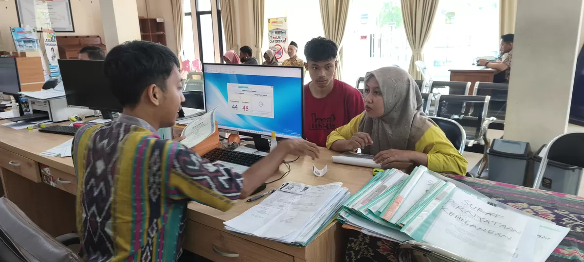 Sejumlah masyarakat tampal mendatangi salah satu kantor Dinas Pemkab Jepara, belum lama ini. (Istimewa for Pantura Network)