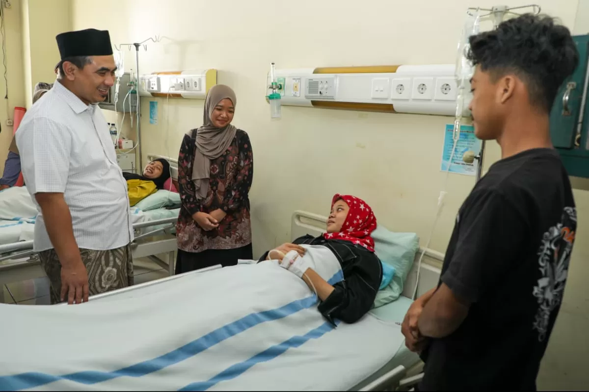 Gus Yasin Tinjau Sekolah Roboh dan Hibur Siswa yang Masih Trauma
