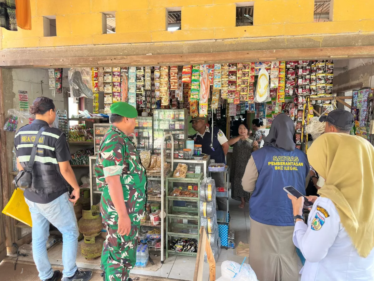 Sejumlah petugas dari Pemkab Jepara operasi pemberantasan Barang Kena Cukai (BKC) ilegal yang digelar pada Rabu (13/5/2026). (Istimewa for Pantura Network)