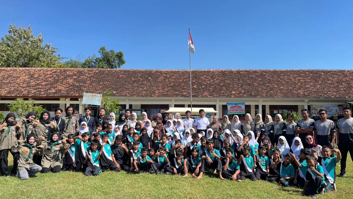 Sejumlah mahasiswa Unisnu bersama masyarakat saat program pengabdian masyarakat bertajuk BEM FSH Mengabdi di Desa Ujungwatu, Kecamatan Donorojo, pada 13&ndash;15 Mei 2026.  (Istimewa for Pantura Network)