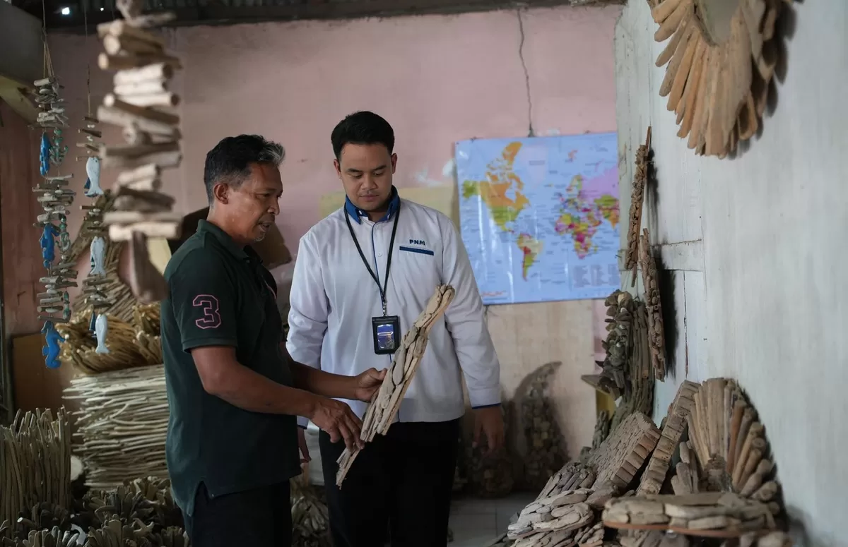 Limbah Kayu Pantai Disulap Jadi Kerajinan Bernilai Ekspor oleh Wayan, Nasabah PNM ULaMM Denpasar