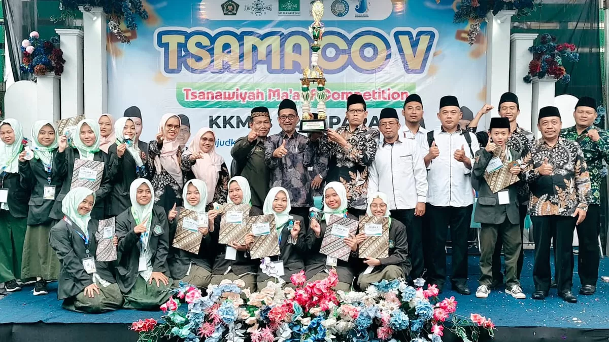 Nampak sejumlah guru dan murid MTs Matholiul Huda Bugel Jepara tunjukkan prestasi, belum lama ini. (Istimewa for Pantura Network)