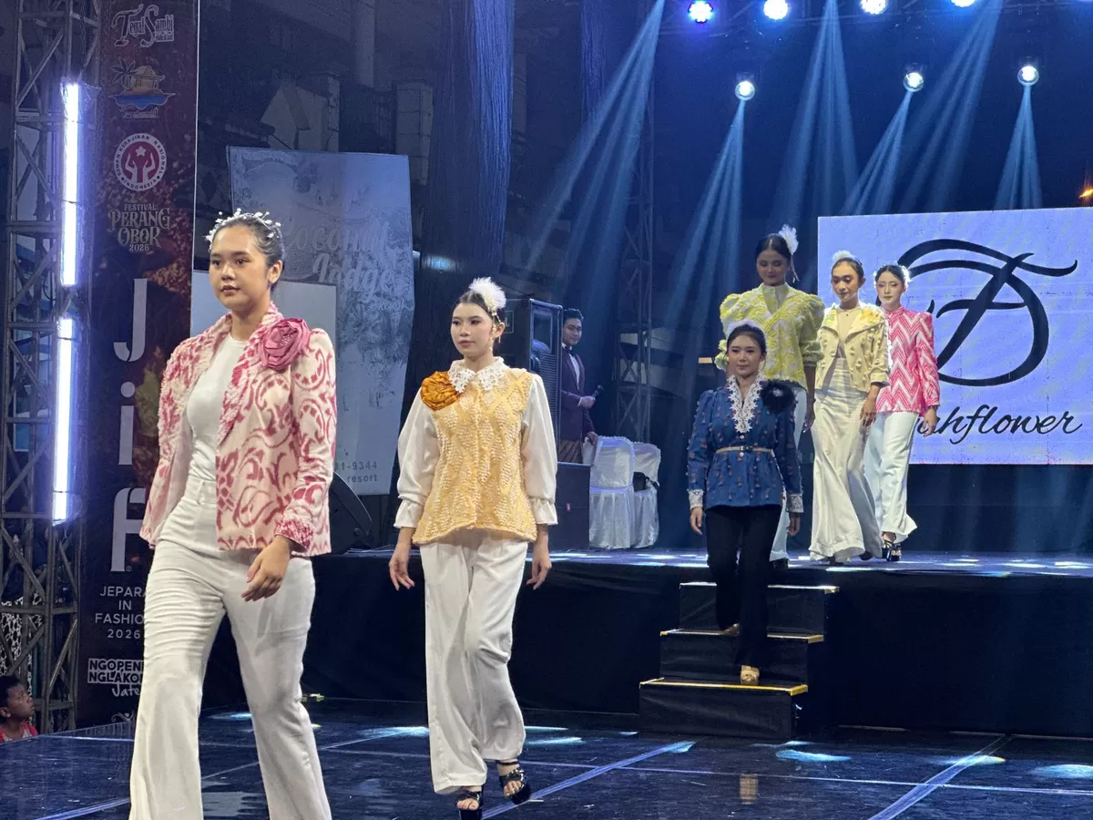 Sejumlah model beraksi di Jepara in Fashion (JIF) 2026 yang digelar di Desa Tegalsambi, Kecamatan Tahunan, Minggu (24/5/2026) malam. (Istimewa for Pantura Network)