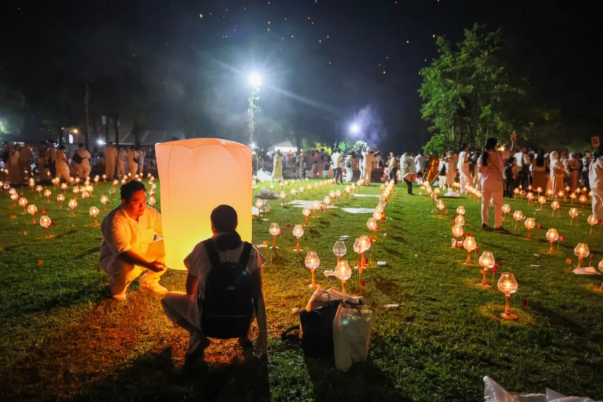 2.570 Lentera Perdamaian Mengudara, Borobudur Semarak Sambut Waisak 2570