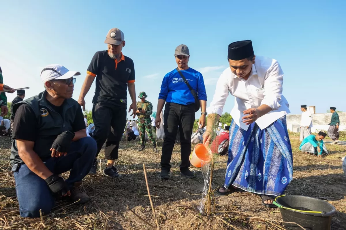Tanam Mangrove Bersama Santri, Taj Yasin Perkuat Program Mageri Segoro