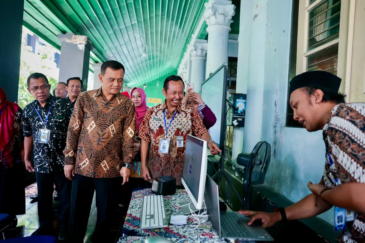 Tinjau Posko SPMB, Ahmad Luthfi Tegaskan Seleksi Transparan Tanpa Titip-Menitip