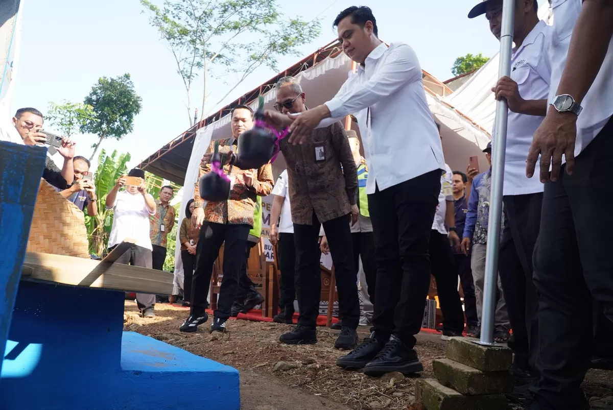 Bupati Jepara, Witiarso Utomo saat meresmikan sumur bor di salah satu desa di Jepara, belum lama ini. (Istimewa for Pantura Network)