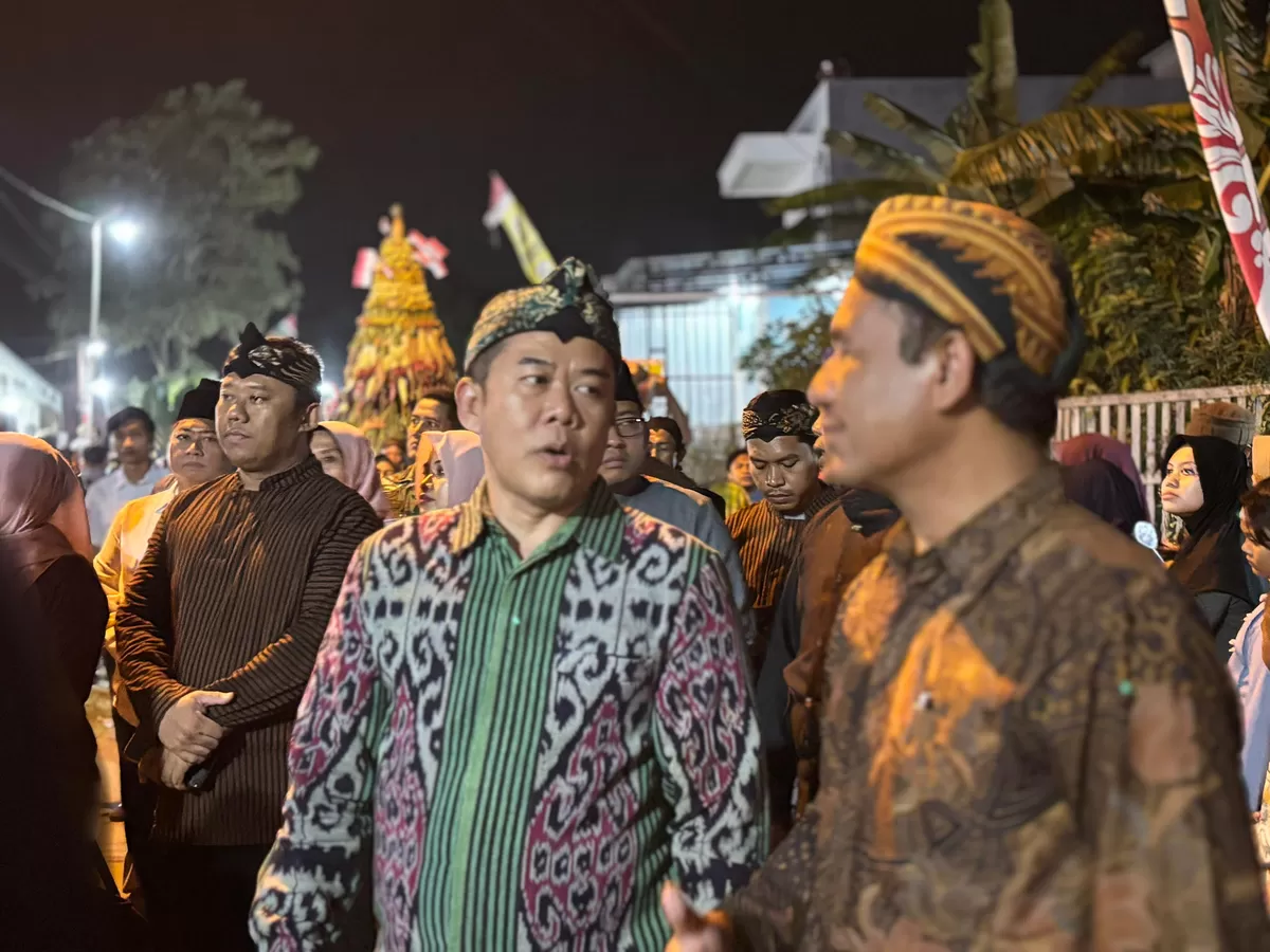 Ketua DPRD Jepara, Agus Sutisna (kemeja batik hijau merah) saat Kirab Budaya Pergantian Luwur Adipati Tjitrosomo di Desa Sendang, Kecamatan Kalinyamatan, Kabupaten Jepara, Kamis (25/6/2026). (Istimewa for Pantura Network)
