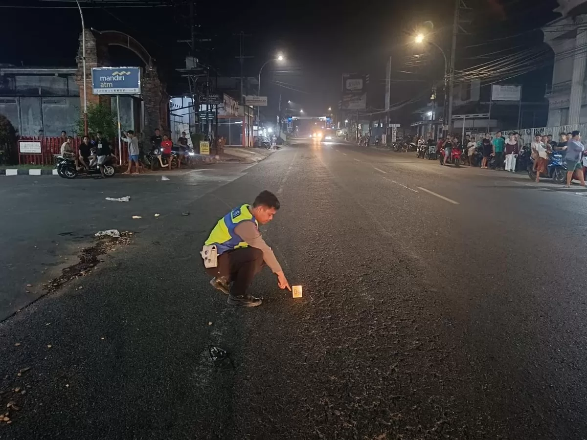 Salah satu anggota Polres Jepara di TKP Laka Lantas di depan SPBU Ngabul Jepara, Sabtu (27/6/2026) (Istimewa for Pantura Network)