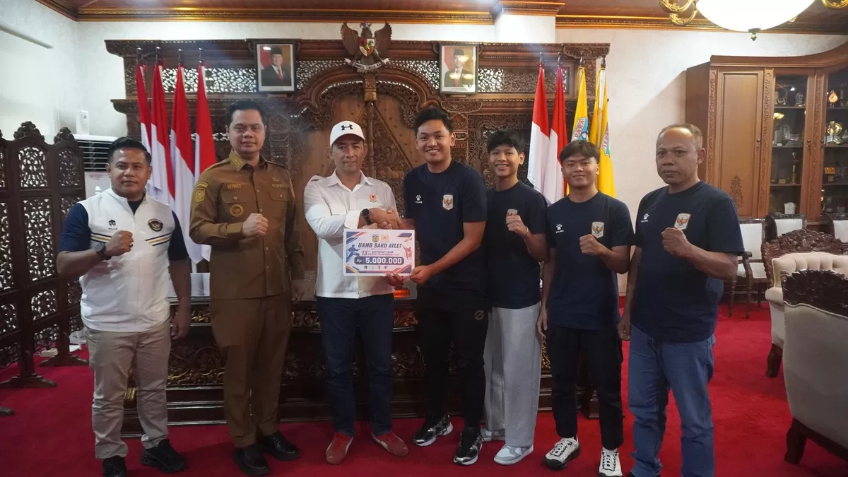 Bupati Jepara, Witiarso Utomo bersama jajaran pengurus Forki, Koni, dan para atlet karate sedang foto bersama di Setda Jepara, Senin (29/6/2026). (Istimewa for Pantura Network)