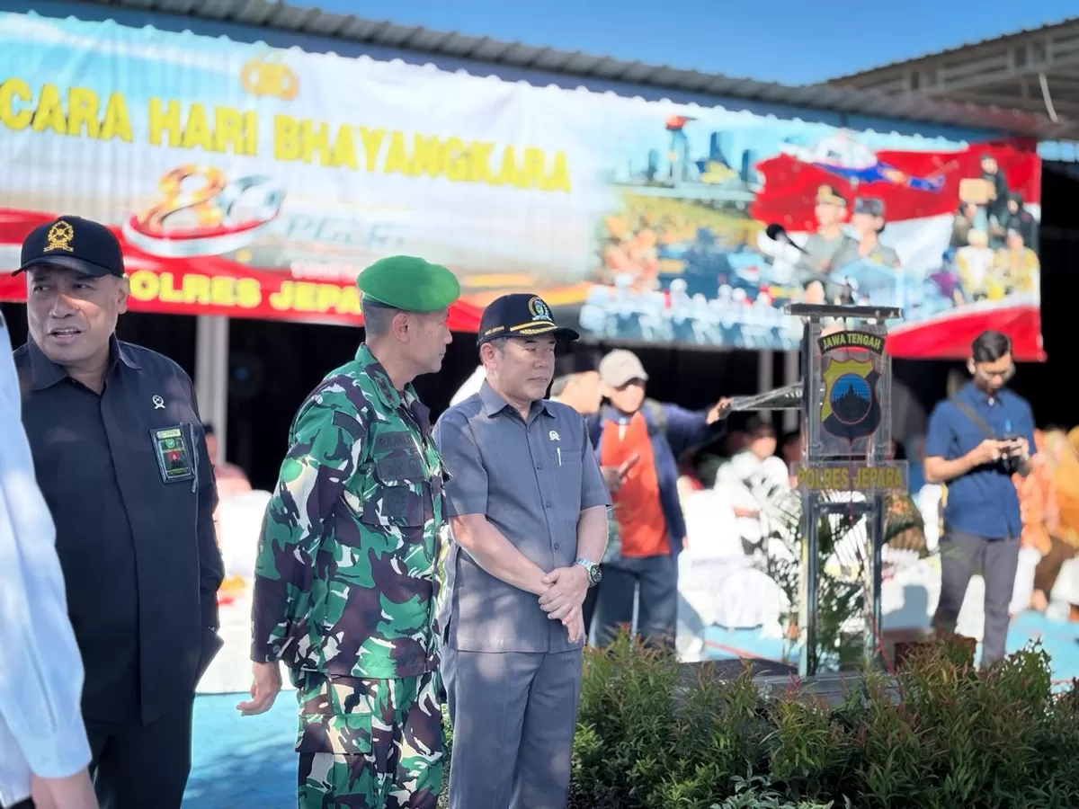 Ketua DPRD Jepara, Agus Sutisna (kemeja abu-abu bertopi) di halaman Mapolres Jepara, Rabu (1/7/2026). (Istimewa for Pantura Network)