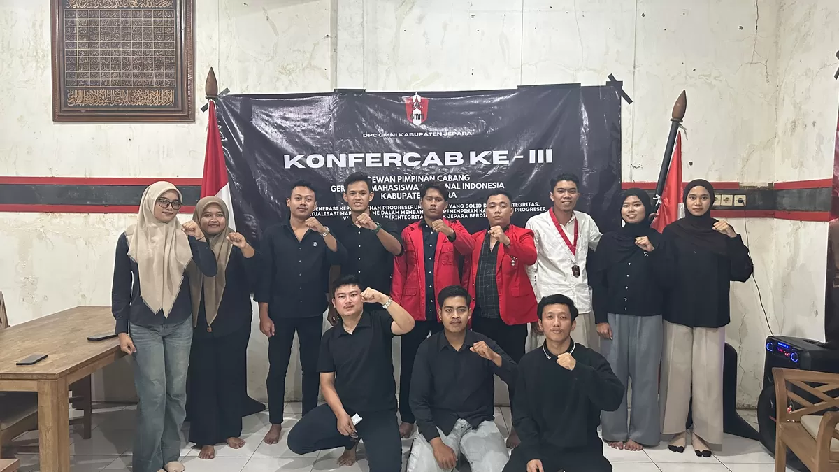 Ketua DPC GMNI Jepara terpilih, Ahmad Farid (berjas merah tengah) saat foto bersama anggota, Kamis (2/7/2026). (Istimewa for Pantura Network)