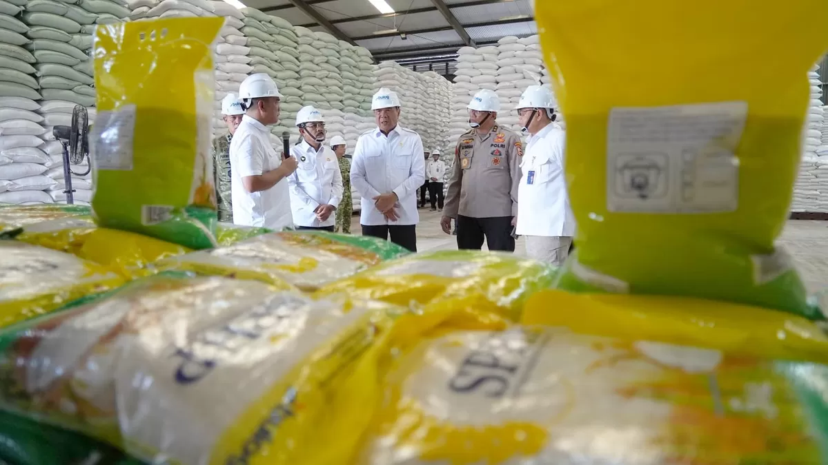 Tinjau Gudang Bulog, Menko Polkam Yakinkan Masyarakat Sumut Tak Perlu Khawatir Soal Stok Beras