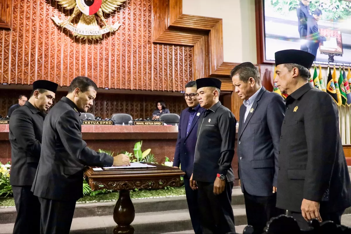 APBD Jateng 2025 Disahkan, Luthfi Dorong Investasi, BUMD, dan BLUD Perkuat Ekonomi