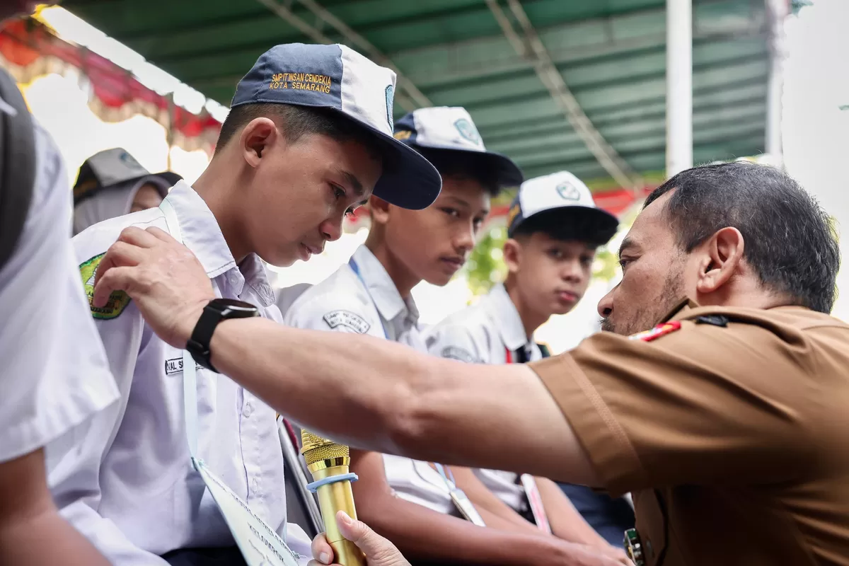 Anak Tukang Ojek hingga Buruh Tani Kini Bisa Sekolah Gratis, Luthfi: Ora Usah Minder