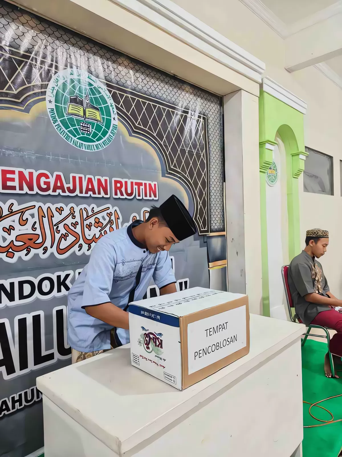 Salah satu santri Ponpes Nailul Muna nampak hendak mencoblos pilihan Lurah Pondok, belum lama ini. (Istimewa for Pantura Network)