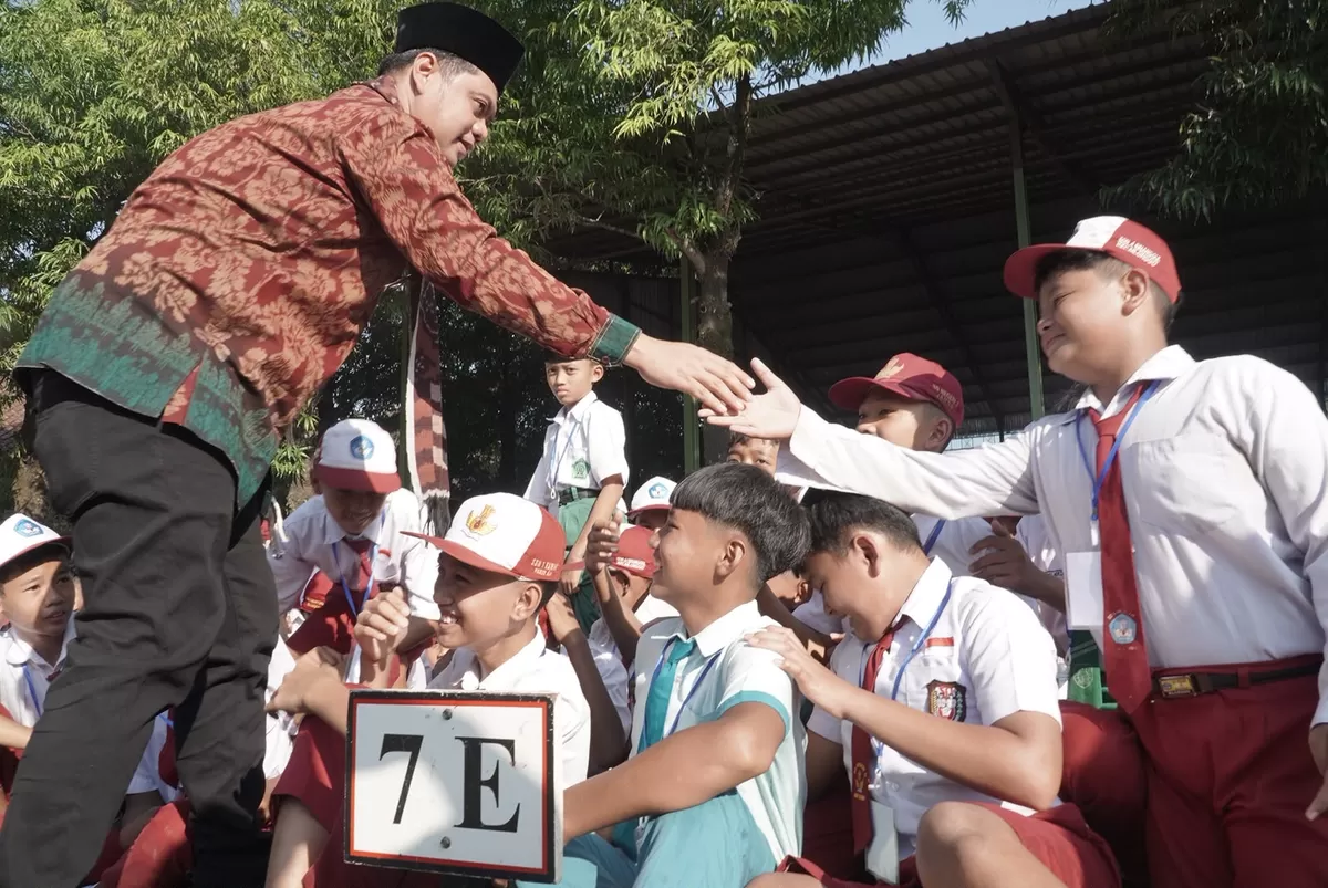Bupati Jepara, Witiarso Utomo bersalaman dengan salah satu siswa MPLS Mlonggo, Selasa (14/7/2026) (Istimewa for Pantura Network)